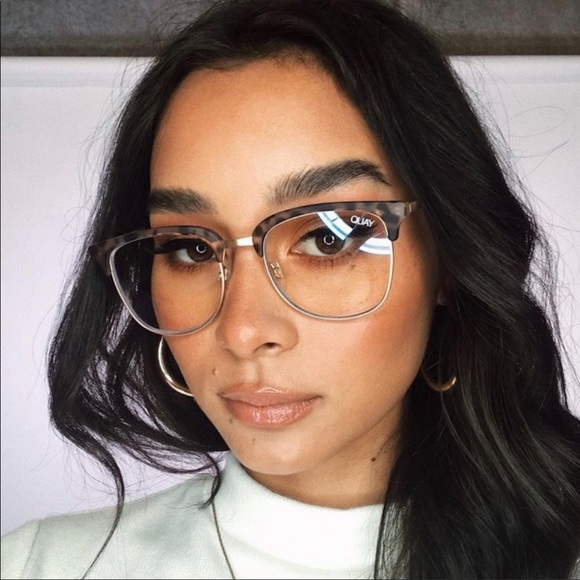 Quay Evasive Blue Light Blocking Glasses - Picture 4 of 5